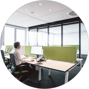 Pametna pisarna z avtomatizirano razsvetljavo in prezračevanjem