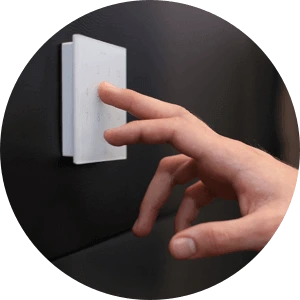 Pametno stikalo za upravljanje razsvetljave in naprav v pisarni