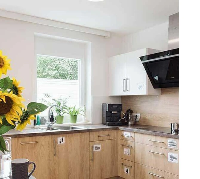 Pametna kuhinja z avtomatizacijo razsvetljave, energije in udobja v domu