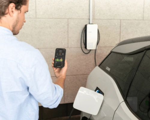 Pametno upravljanje polnjenja električnega vozila z Loxone sistemom in optimizacijo porabe energije.