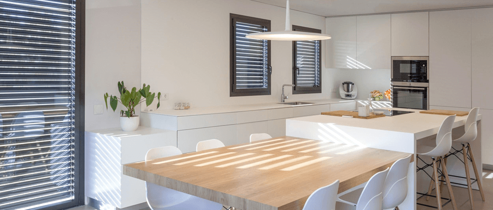 Pametna kuhinja z avtomatskim senčenjem in naravno svetlobo – Loxone pametni dom