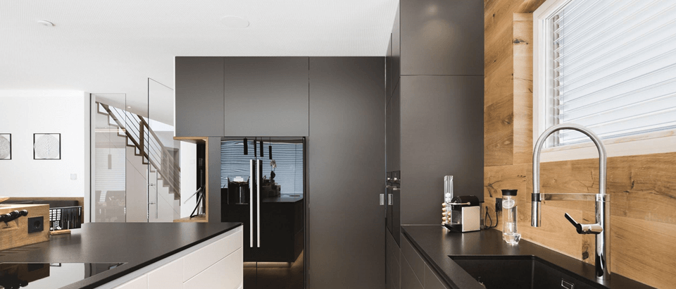 Pametna kuhinja z avtomatizacijo Loxone, sodobna oprema in inteligentno upravljanje razsvetljave